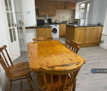 1 bedroom in a house share to rent - Photo 4