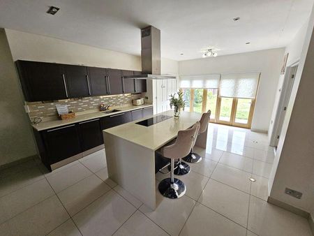 5 bedroom detached house to rent - Photo 3