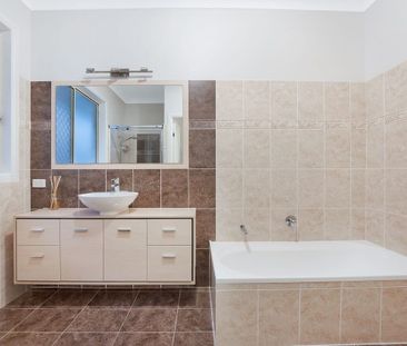 MODERN 3 BEDROOM HOME WITH DUCTED AIRCON & SOLAR - Photo 6