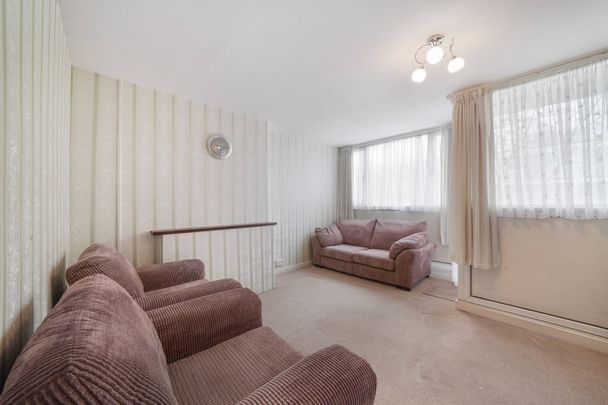 3 Bed Flat, Rowstock Gardens, N7 - Photo 1