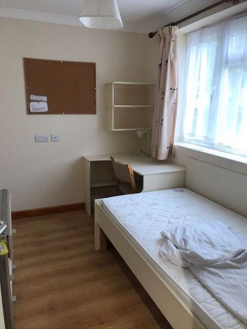 6 bedroom property to rent - Photo 3