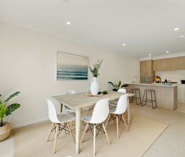 Spacious Three Bedroom Townhouse - Available for 3 to 6 Months Only... - Photo 4