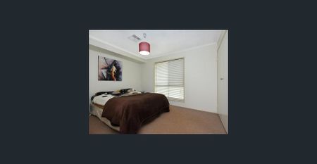 4 Bedroom Home within walking distance to a Park and Major Shopping Centre then look no further. - Photo 3