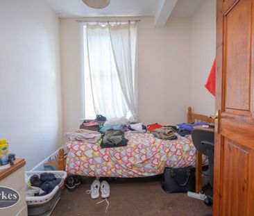 Large three bedroom first floor flat - Photo 4