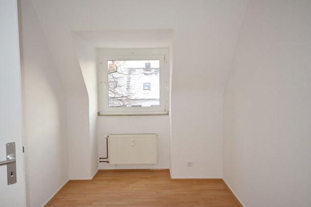 Ganz ruhig und gemütlich unterm Dach in Krefeld-Uerdingen: Renovierte 3-Zimmer-Wohnung im Grünen - Photo 1