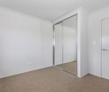 Stylish Family Home with Double Garage in a Prime Baldivis Location - Photo 6