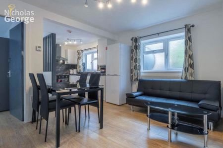 3 bedroom flat to rent - Photo 2