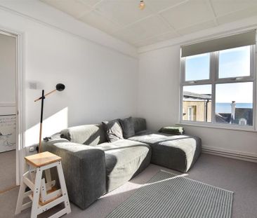 4 bedroom flat to rent - Photo 2