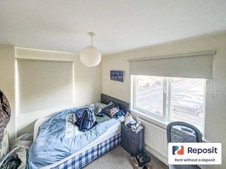 4 bedroom end of terrace house to rent - Photo 2