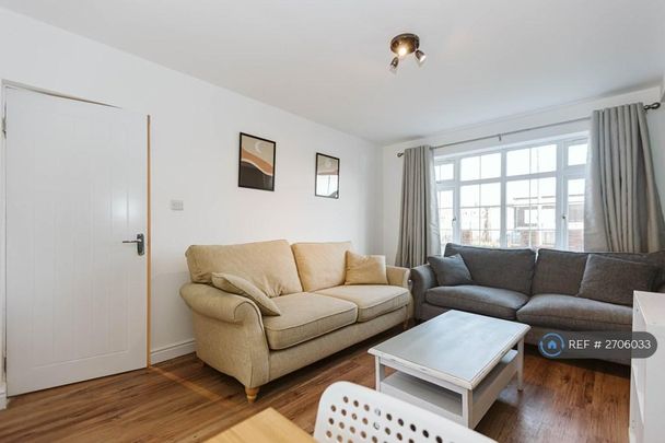 6 bedroom detached house to rent - Photo 1