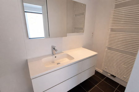 Instapklare rijwoning met 2 slaapkamers, terras met tuinperkje en kleine garage in een rustige straat in het hartje van Poperinge. - Foto 5