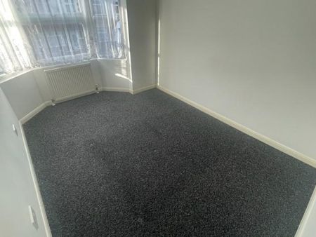 4 bedroom end of terrace house to rent - Photo 3