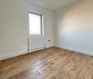 3 Bed Terraced House, Castle Close, E9 - Photo 2