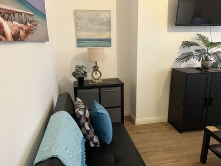 Room 3: 108A High Street, Godalming, GU7 1DW - Photo 3