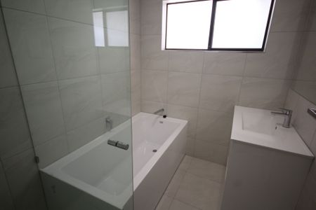 Refurbished Family Home - 6 Month Lease Available! - Photo 5