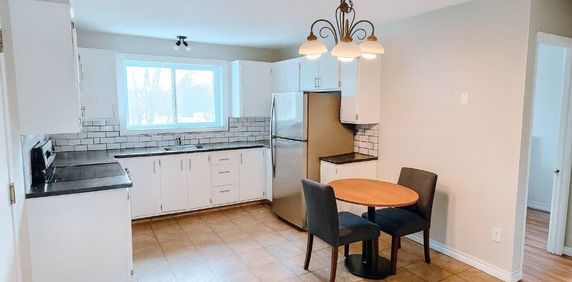 4 ½ St-Rédempteur (Internet et thermopompe inclus) - Photo 2