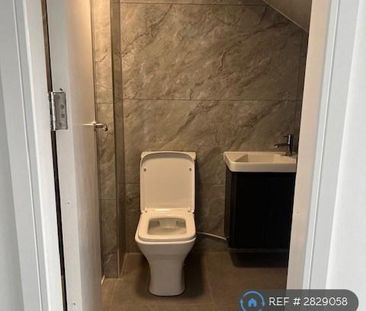 1 bedroom in a flat share to rent - Photo 1