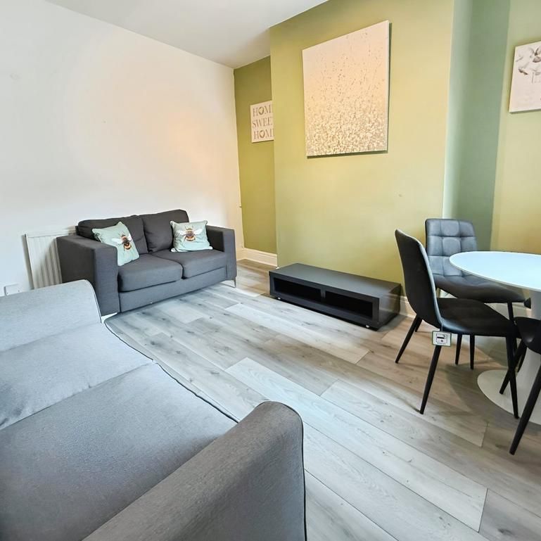 4 bedroom terraced house to rent - Photo 1