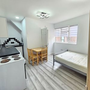 Studio Flat, Seven Sisters Road, N4 - Photo 2
