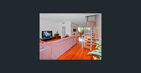 Rare townhouse in superior location - Photo 3