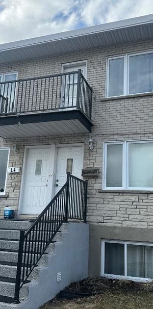 Spacieux bas de duplex à louer, propre, lumineux, semi-MEUBLÉ, 3 lits, 5 1/2, disponible immédiatement, au goût du jour, proche de tout enquête crédit - Photo 1