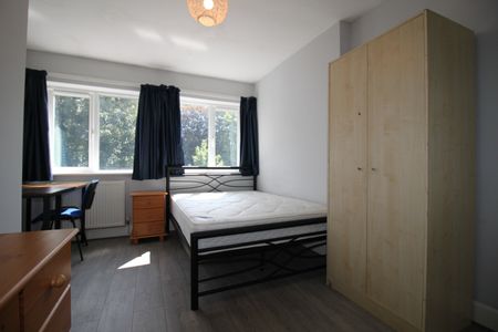 5 Bed Terraced House, Broad Green, SO14 - Photo 4