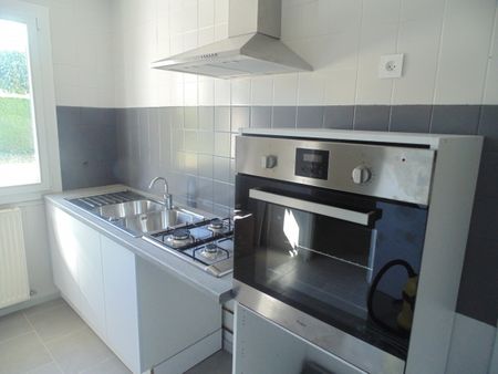 Location Maison 4 pièces 92m² ST PAUL DE VARAX 01240 - Photo 3