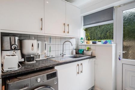 6 bedroom detached house to rent - Photo 3