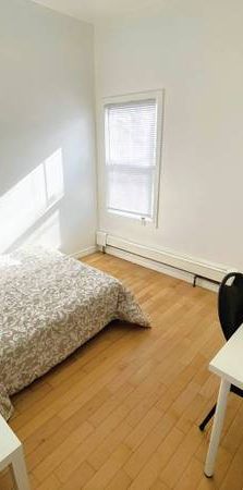 2-Bedroom Apt Available December 1st (Spadina & College) - Photo 1