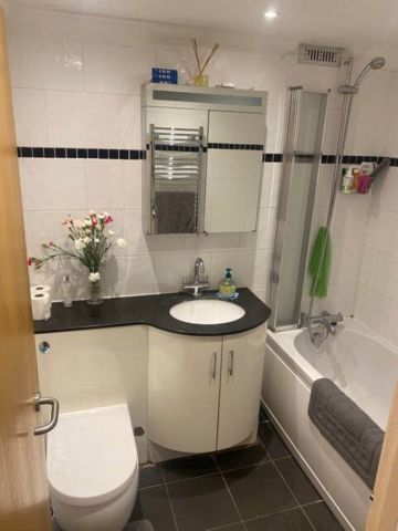 Guide Price £1,800 pcm - Available 17/01/2026 - Unfurnished - Photo 5