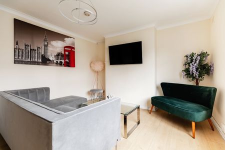 3 Bed Terraced House, Godbold Road, E15 - Photo 5