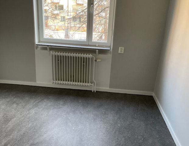 Ormängsgatan, Hässelby - Photo 1