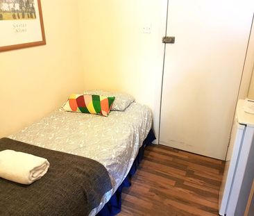 Room in a Shared House, Chichele Road, NW2 - Photo 2