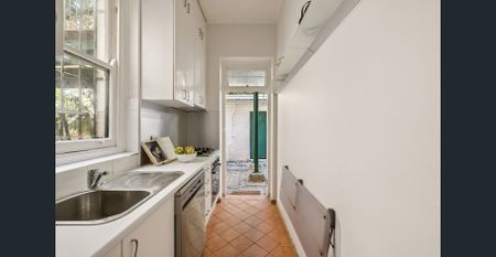 Oversized apartment with 'courtyard home' ambience - Photo 3