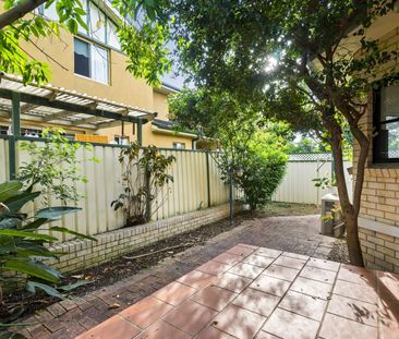 Large 3 Bedroom Townhouse - Photo 6