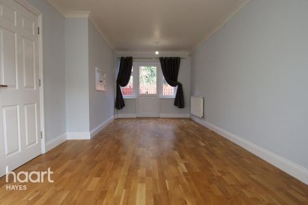 3 bedroom semi-detached house to rent - Photo 2