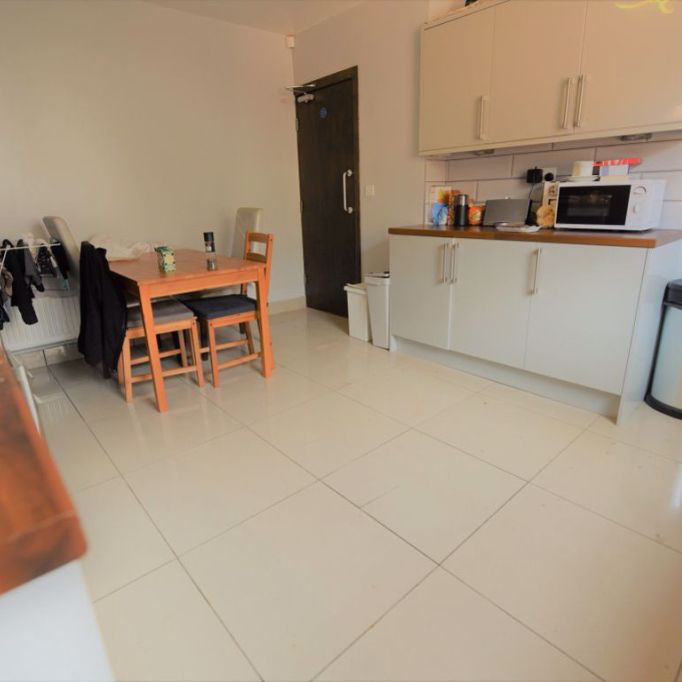 2 bedroom House in Brudenell Grove, Leeds - Photo 1