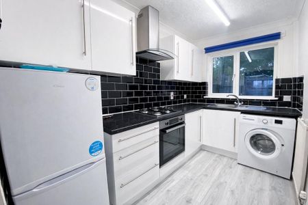 3 bedroom end of terrace house to rent - Photo 4