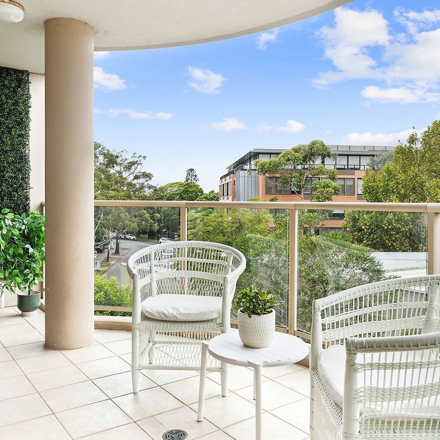 STYLISH SUNLIT APARTMENT IN PRIME LIFESTYLE LOCATION - Photo 1