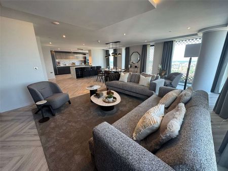 Exceptional two bedroom, two bathroom penthouse on the 44th floor of the brand new Square Gardens development. - Photo 2