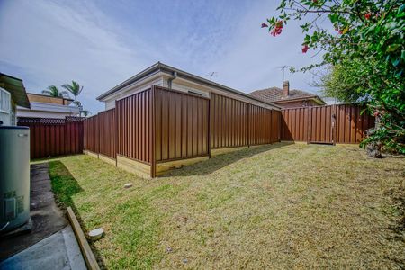 Spacious 3-Bedroom Home with Yard & Parking - Photo 5