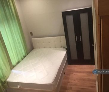 1 bedroom in a flat share to rent - Photo 3
