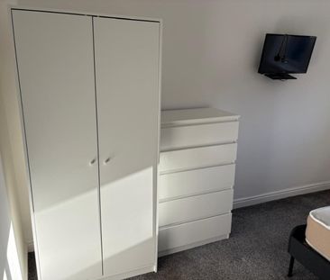 1 bedroom Flat To Let - Photo 2