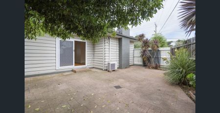 Comfort meets convenience in Pascoe Vale - Photo 3