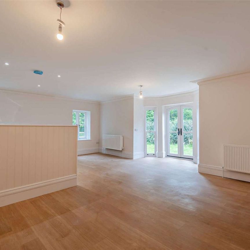 Newly renovated woodland cottage with wraparound garden on the outskirts of Knutsford. A Crown Estate property. - Photo 1