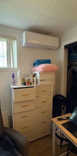 Chambre rénovée, avec lavabo et toilette, à Louer - Photo 1