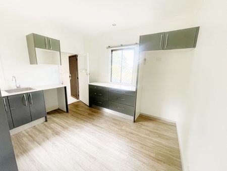 3 Bedrooms House with Walking distance to x2 Major Shopping Center - Photo 4
