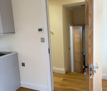 1 Bed Flat, Park Close, NW10 - Photo 3