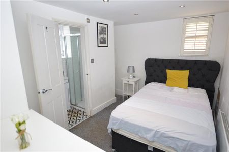 3 bedroom flat to rent - Photo 3