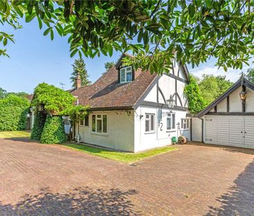 Character detached house set behind electric gates in a private roa... - Photo 4